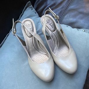 Life Stride Low heel strap backs Cream color